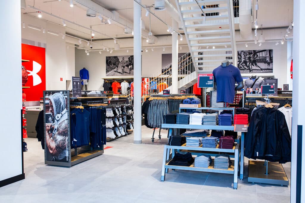 Under-Armour_Ladenbau-Projekt-Kraft_1 Under Armour Metzingen Innenausbau Projekt Kraft