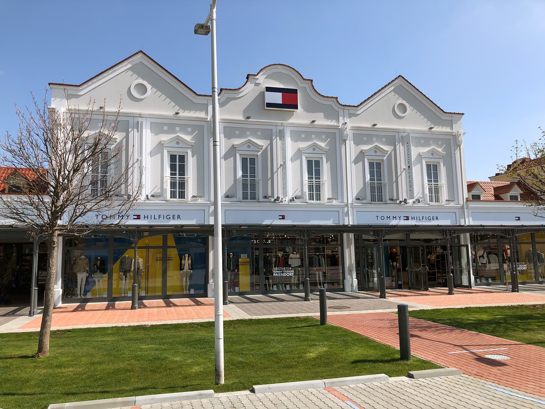 domæne designer Burger Ladenbau-Einsatz im Designer Outlet Center Parndorf: Projekt Kraft  realisiert Tommy Hilfiger Store | Projekt Kraft